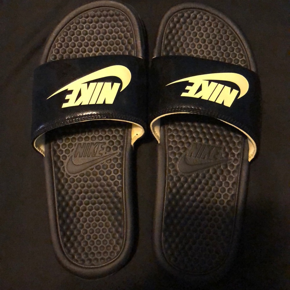 NIKE SLIDES